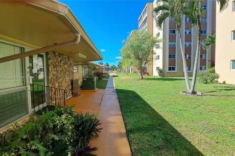 Condominio en venta en Hallandale Beach, Florida, 1 dormitorio, 67.82 m2 № 1206218 - foto 2