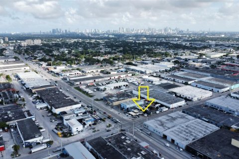 Commercial property in Miami, Florida № 873508 - photo 1