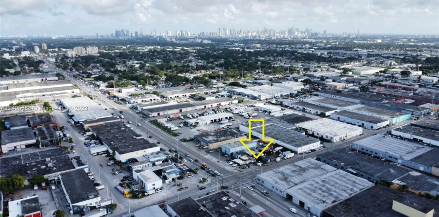 Commercial property in Miami, Florida № 873508