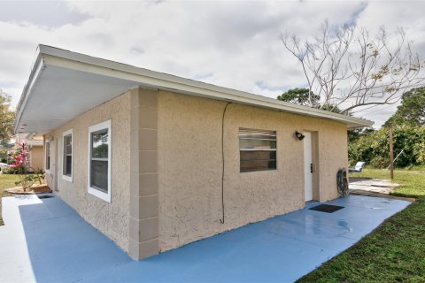 House in Vero Beach, Florida 3 bedrooms, 133.97 sq.m. № 996136 - photo 1
