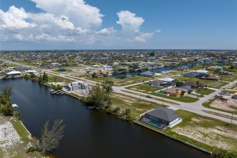 Купить земельный участок в Кейп-Корал, Флорида № 657175 - фото 1
