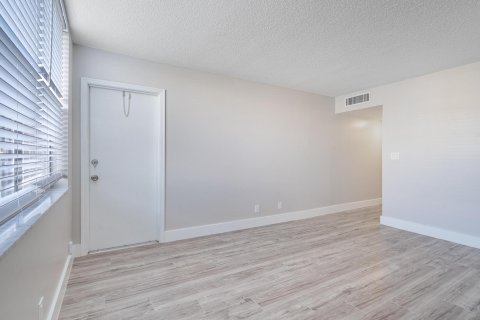 Condo in Pompano Beach, Florida, 2 bedrooms  № 1121041 - photo 9