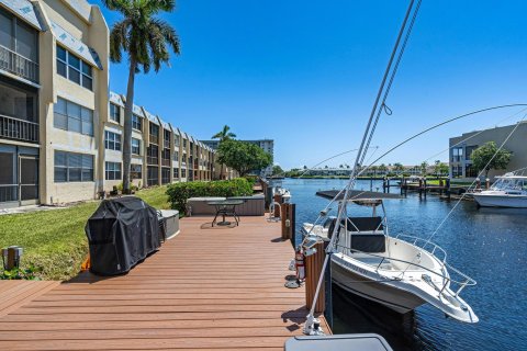 Condo in Pompano Beach, Florida, 2 bedrooms  № 1121041 - photo 1