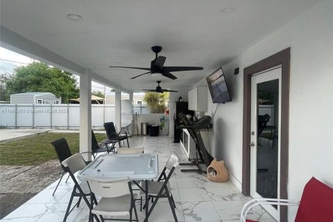 House in Hialeah, Florida 3 bedrooms, 83.61 sq.m. № 1380164 - photo 16