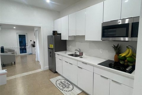 Casa en venta en Hialeah, Florida, 3 dormitorios, 83.61 m2 № 1380164 - foto 1