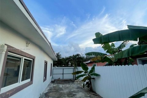 Casa en venta en Hialeah, Florida, 3 dormitorios, 83.61 m2 № 1380164 - foto 15