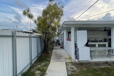 House in Hialeah, Florida 3 bedrooms, 83.61 sq.m. № 1380164 - photo 13