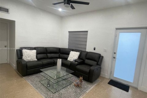 Casa en venta en Hialeah, Florida, 3 dormitorios, 83.61 m2 № 1380164 - foto 4