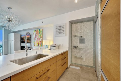 Condo in Hallandale Beach, Florida, 1 bedroom  № 1333341 - photo 18