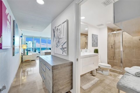 Condominio en venta en Hallandale Beach, Florida, 1 dormitorio, 78.41 m2 № 1333341 - foto 7