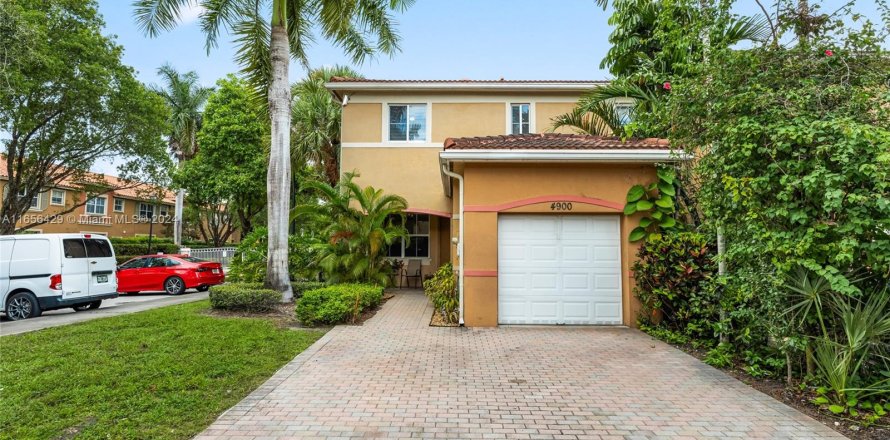 Townhouse in Dania Beach, Florida 3 bedrooms, 149.39 sq.m. № 1360231