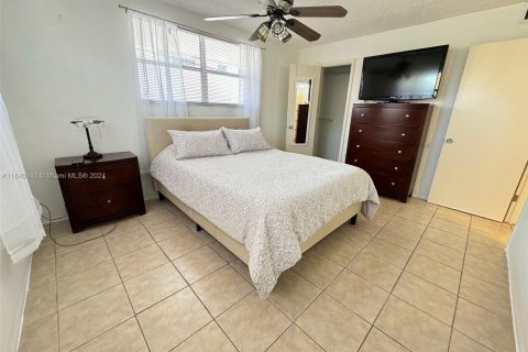 Condo in North Miami Beach, Florida, 1 bedroom  № 1327830 - photo 9