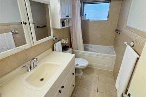 Condo in North Miami Beach, Florida, 1 bedroom  № 1327830 - photo 11