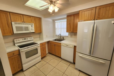 Condo in Palm Springs, Florida, 2 bedrooms  № 1133095 - photo 11