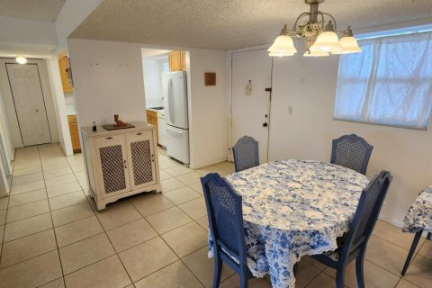 Condo in Palm Springs, Florida, 2 bedrooms  № 1133095 - photo 20