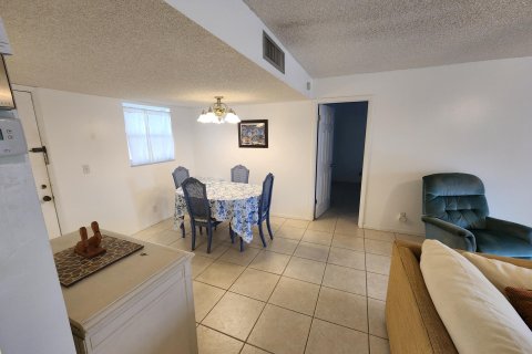 Condo in Palm Springs, Florida, 2 bedrooms  № 1133095 - photo 19