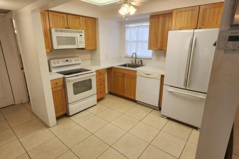 Condo in Palm Springs, Florida, 2 bedrooms  № 1133095 - photo 12