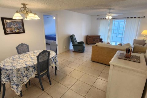 Condo in Palm Springs, Florida, 2 bedrooms  № 1133095 - photo 21