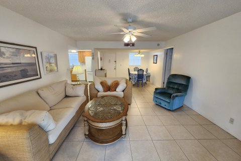 Condo in Palm Springs, Florida, 2 bedrooms  № 1133095 - photo 13