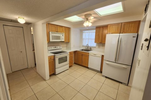 Condo in Palm Springs, Florida, 2 bedrooms  № 1133095 - photo 10