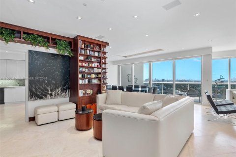 Condominio en venta en Bal Harbour, Florida, 2 dormitorios, 249.91 m2 № 1120464 - foto 21