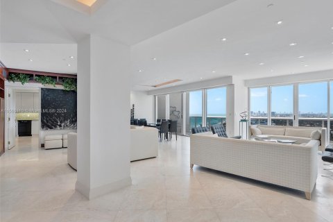 Condominio en venta en Bal Harbour, Florida, 2 dormitorios, 249.91 m2 № 1120464 - foto 3