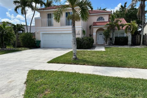 House in Miami, Florida 3 bedrooms, 205.5 sq.m. № 1161578 - photo 1