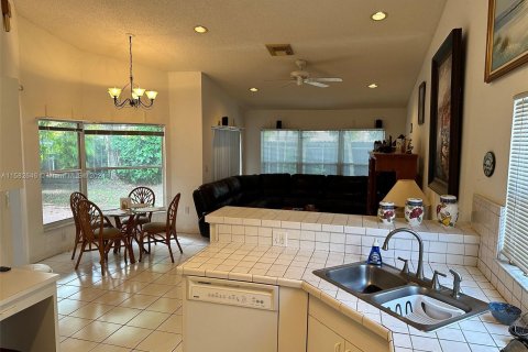 House in Miami, Florida 3 bedrooms, 205.5 sq.m. № 1161578 - photo 8