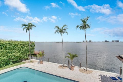 Casa en venta en Miami Beach, Florida, 5 dormitorios, 404.22 m2 № 1321027 - foto 22