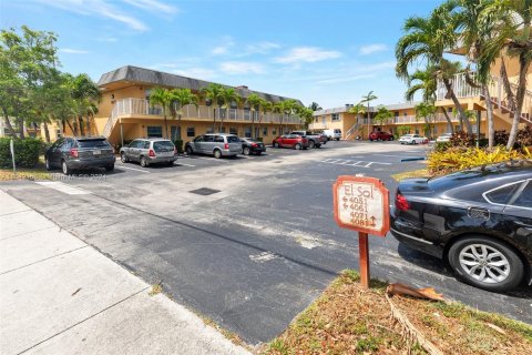 Condo in Oakland Park, Florida, 2 bedrooms  № 1321012 - photo 8