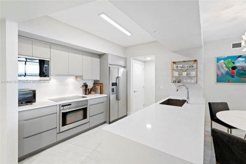 Condo in Miami Beach, Florida, 2 bedrooms  № 1321010 - photo 2