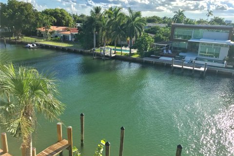 Copropriété à vendre à Bay Harbor Islands, Floride: 2 chambres, 102.75 m2 № 1185628 - photo 8