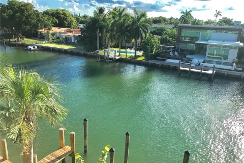 Copropriété à vendre à Bay Harbor Islands, Floride: 2 chambres, 102.75 m2 № 1185628 - photo 12