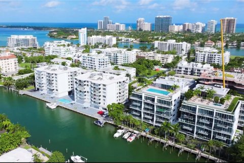 Copropriété à vendre à Bay Harbor Islands, Floride: 2 chambres, 102.75 m2 № 1185628 - photo 1