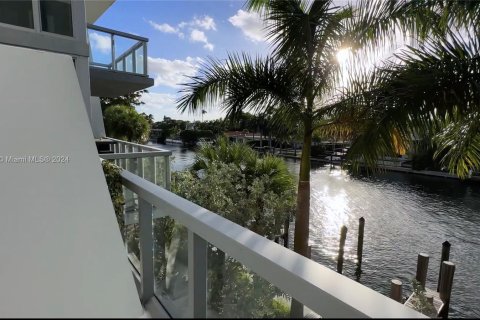 Copropriété à vendre à Bay Harbor Islands, Floride: 2 chambres, 102.75 m2 № 1185628 - photo 15