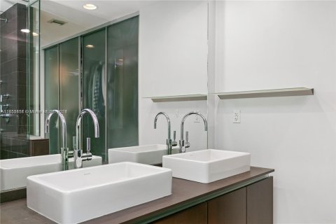 Condo in Miami, Florida, 1 bedroom  № 1348521 - photo 18