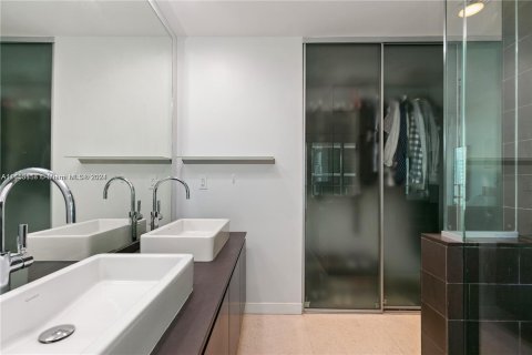 Condo in Miami, Florida, 1 bedroom  № 1348521 - photo 19