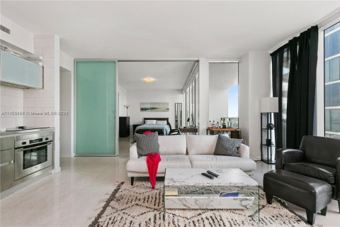 Condo in Miami, Florida, 1 bedroom  № 1348521 - photo 2