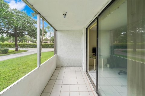 Condo in North Lauderdale, Florida, 2 bedrooms  № 1348437 - photo 25