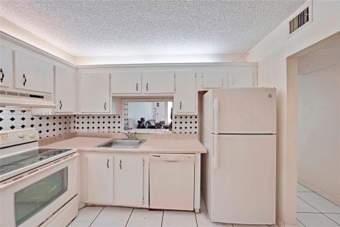 Condo in North Lauderdale, Florida, 2 bedrooms  № 1348437 - photo 5