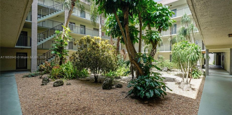 Condo in North Lauderdale, Florida, 2 bedrooms  № 1348437