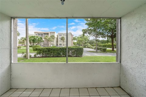 Condo in North Lauderdale, Florida, 2 bedrooms  № 1348437 - photo 23