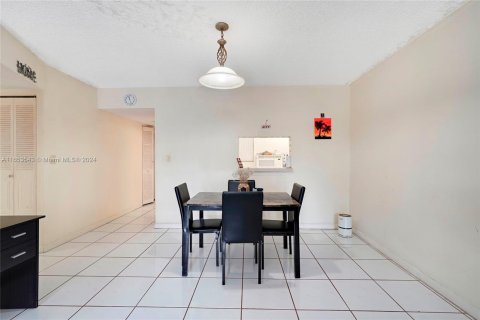 Condo in North Lauderdale, Florida, 2 bedrooms  № 1348437 - photo 6