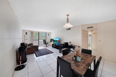 Condo in North Lauderdale, Florida, 2 bedrooms  № 1348437 - photo 9