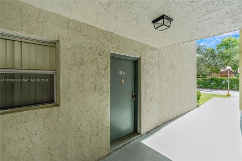 Condo in North Lauderdale, Florida, 2 bedrooms  № 1348437 - photo 2