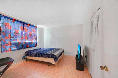 Condo in North Lauderdale, Florida, 2 bedrooms  № 1348437 - photo 19