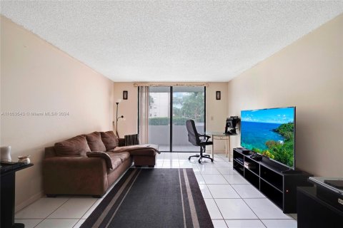 Condo in North Lauderdale, Florida, 2 bedrooms  № 1348437 - photo 11