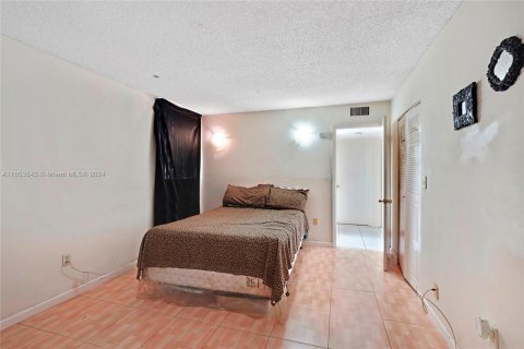 Condo in North Lauderdale, Florida, 2 bedrooms  № 1348437 - photo 15