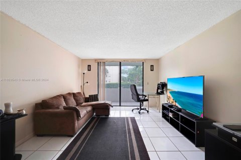 Condo in North Lauderdale, Florida, 2 bedrooms  № 1348437 - photo 12