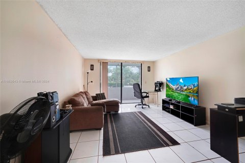 Condo in North Lauderdale, Florida, 2 bedrooms  № 1348437 - photo 10